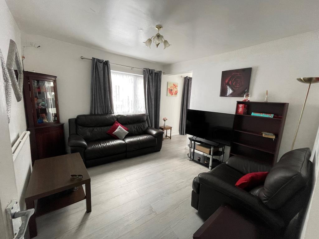 Lot: 129 - FREEHOLD RESIDENTIAL INVESTMENT FOUR-BEDROOM HOUSE AND TWO STUDIOS - Living room